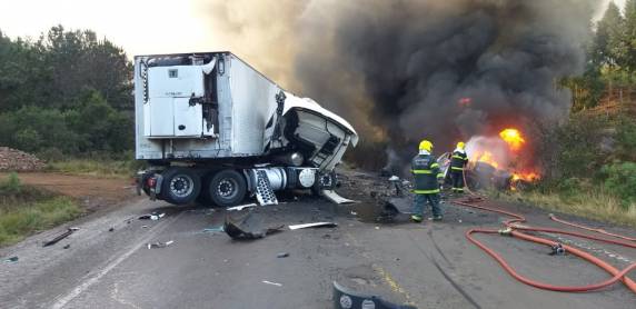 Duas pessoas morrem após colisão entre carretas na BR-282 - foto 3
