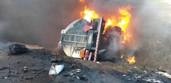 Duas pessoas morrem após colisão entre carretas na BR-282 - foto 5