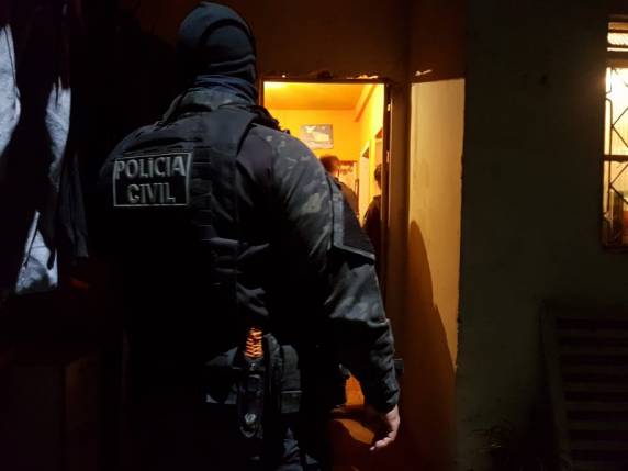Mais de 400 policiais civis realizam operação contra facções do RS e de SP que movimentaram R$ 347 milhões em um ano.