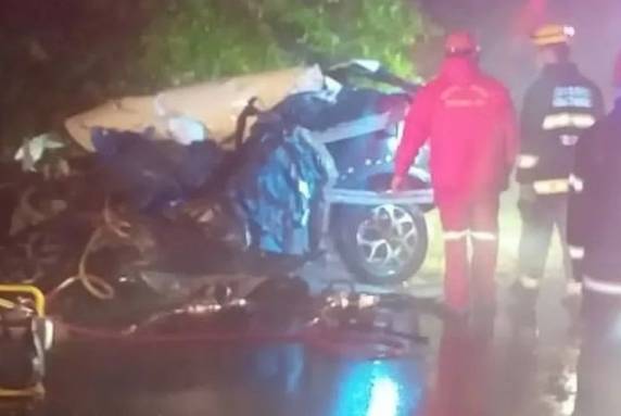 Colisão envolveu o carro onde ela estava e dois caminhões