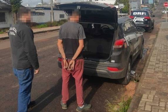 Foi dado cumprimento de mandados de prisão, contra dois homens investigados de serem coautores de um roubo, com uso de arma de fogo, numa residência em Coronel Freitas