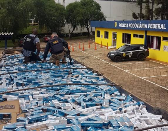 Carreta roubada transportava o carregamento. Motorista ainda tentou fugir a pé antes da prisão
