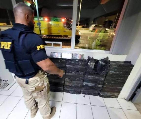 Policiais encontraram uma porção de maconha na cabine do veículo, e ao fazer uma busca minuciosa no baú, localizaram o fundo falso.