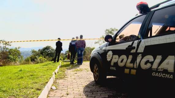 Mulher de 44 anos e o filho dela, de oito anos, teriam sido esfaqueados no domingo (26). Namorado de 22 anos se apresentou em Barra do Quaraí e deve responder por feminicídio, homicídio e roubo de veículo.