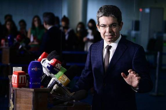 O líder da oposição no Senado, senador Randolfe Rodrigues, conseguiu 31 assinaturas; quatro a mais que o mínimo necessário para fazer o requerimento