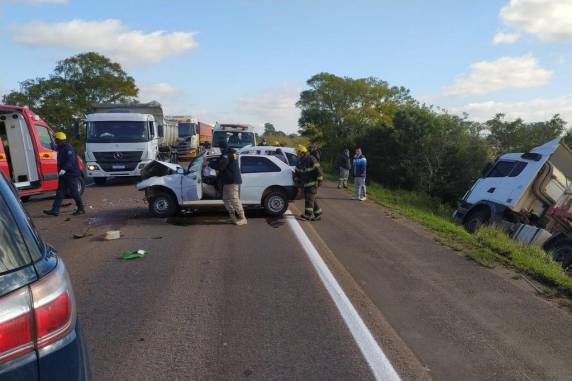 Caminhão desviou do acidente e acabou tombado na lateral da pista