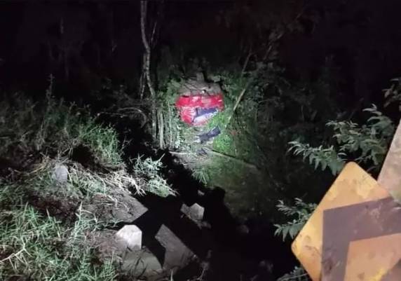 Veículo tinha capacidade para cinco pessoas e caiu em uma ribanceira em Nova Itaberaba.