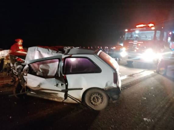 Uma pessoa chegou a ser resgatada com vida, mas segundo a Polícia Rodoviária Federal, não resistiu aos ferimentos