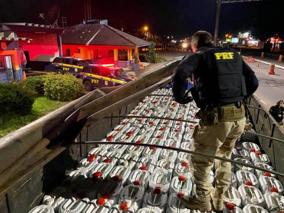 PRF prende contrabandista com mais de 10 toneladas de agrotóxicos proibidos no Brasil - foto 2