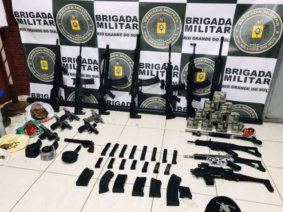 Segundo a BM, armamento estava escondido no forro da casa