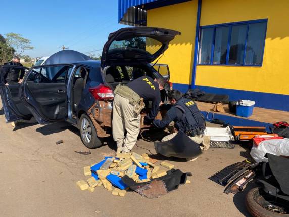 A droga era levada escondida em um carro argentino