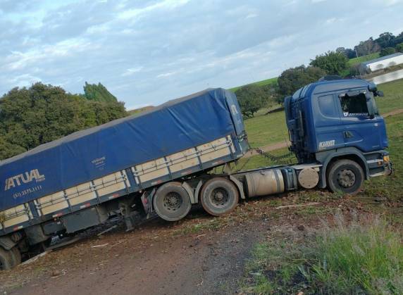 Carreta sai da pista após colisão de raspão com caminhão, na BR 472 em Três de Maio - foto 3