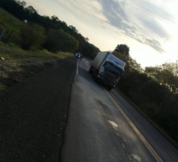 Carreta sai da pista após colisão de raspão com caminhão, na BR 472 em Três de Maio - foto 2