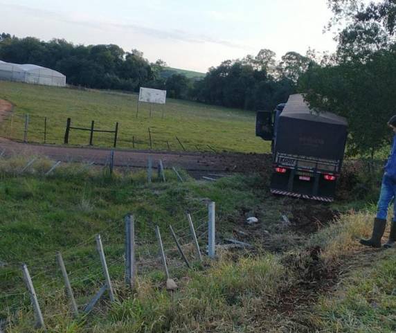Carreta sai da pista após colisão de raspão com caminhão, na BR 472 em Três de Maio - foto 4