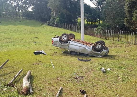 Jovem de 17 anos era passageira de uma caminhonete Hilux que saiu da pista e capotou no km 25 da rodovia