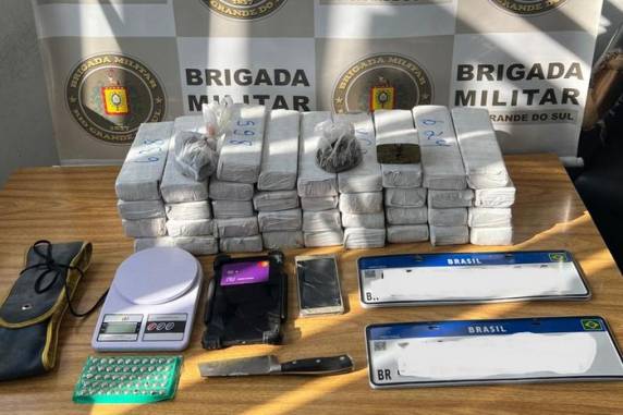 Veículo foi localizado com placas adulteradas em residência no centro da cidade