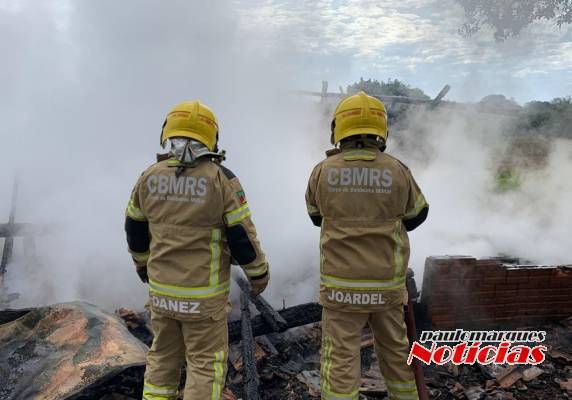Corpo de Bombeiros atendeu a ocorrência na manhã deste domingo