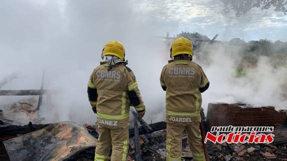 Casa é consumida por incêndio e morador sofre queimaduras em 45% do corpo, no interior de Três de Maio - foto 3