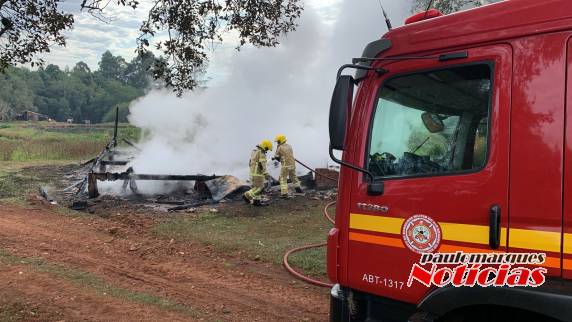 Casa é consumida por incêndio e morador sofre queimaduras em 45% do corpo, no interior de Três de Maio - foto 2