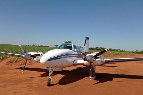 Duas pessoas fugiram após avião realizar pouso forçado