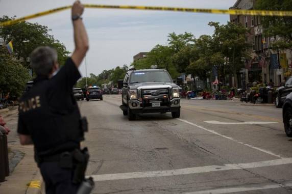 Tiroteio durante desfile do Dia da Independência no norte dos Estados Unidos deixa ao menos seis mortos e 24 feridos - foto 4