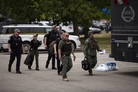 Tiroteio durante desfile do Dia da Independência no norte dos Estados Unidos deixa ao menos seis mortos e 24 feridos - foto 2