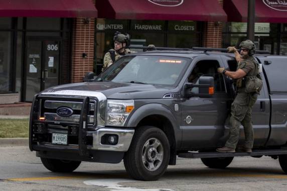 Tiroteio durante desfile do Dia da Independência no norte dos Estados Unidos deixa ao menos seis mortos e 24 feridos - foto 3