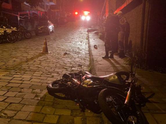 Motociclista teria colidido na traseira do veículo de carga que estava estacionando