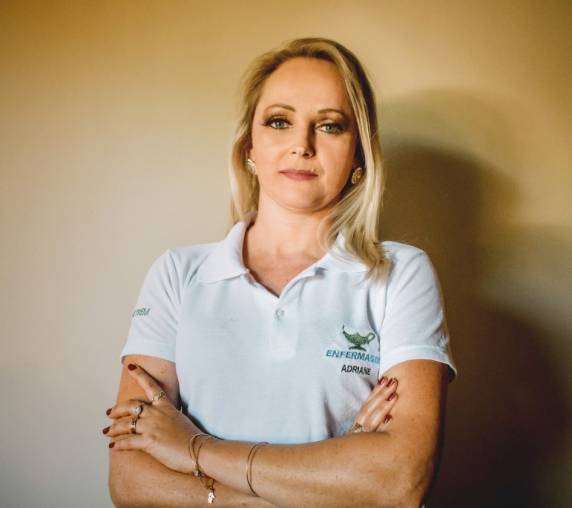 Adriane Kleinpaul está prestando atendimento domiciliar de enfermagem