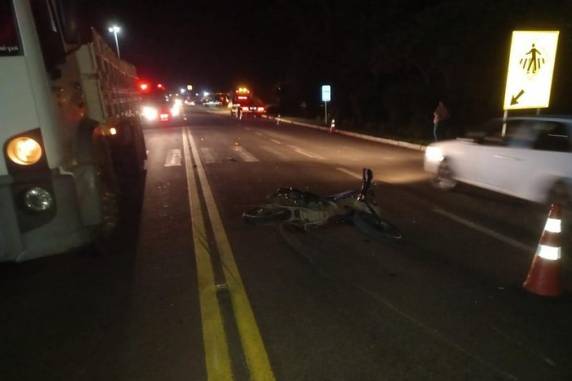 Identidade da vítima não foi informada; colisão envolveu um caminhão e duas motos