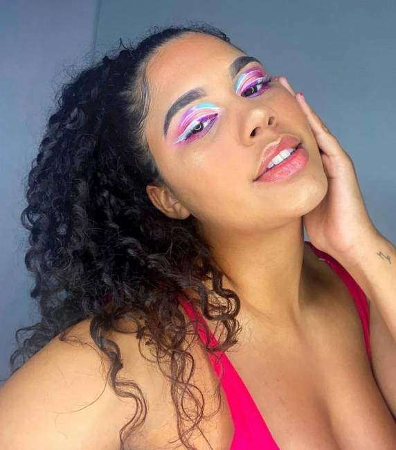 Nas redes sociais, Desirée Almeida acumulava mais de 2 milhões de seguidores.