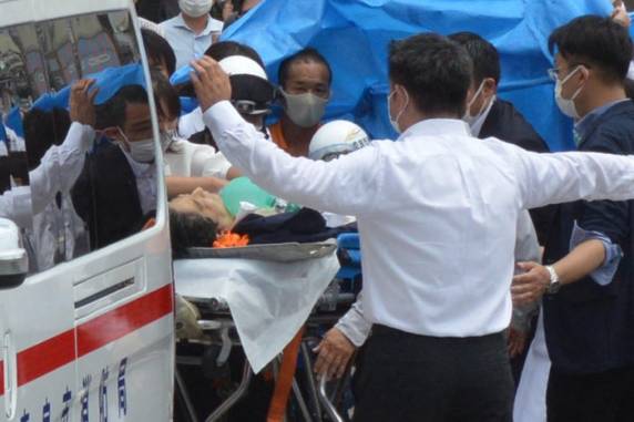 Abe discursava em um evento político quando foi atingido