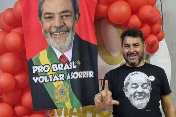 Atirador teria feito críticas à ideologia do aniversariante, que ainda conseguiu revidar e atingiu o agressor