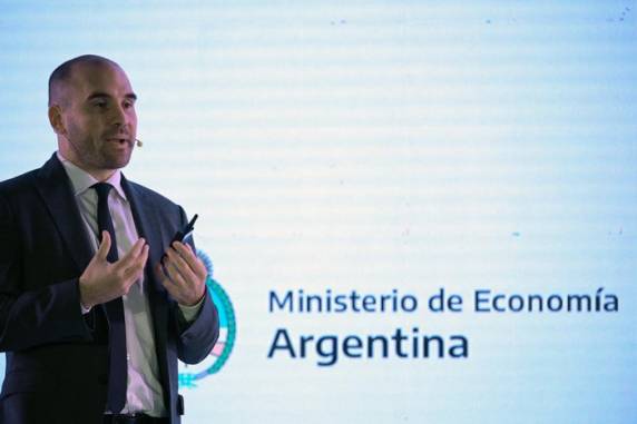 Saída de dólares, turbulência política e descontrole nos preços ampliam degradação da economia do país vizinho