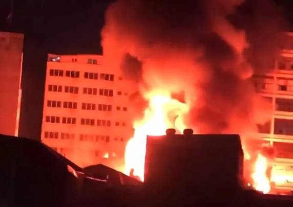 Bombeiros combatem as chamas com 30 viaturas e 85 homens