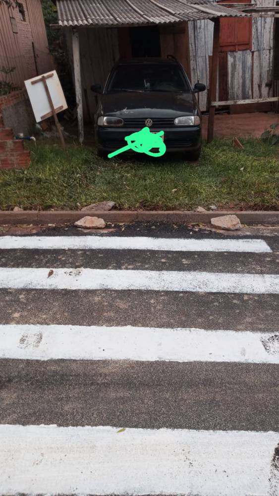 Empresa pinta faixa de pedestres na entrada de garagem de residência, em Três de Maio - foto 3