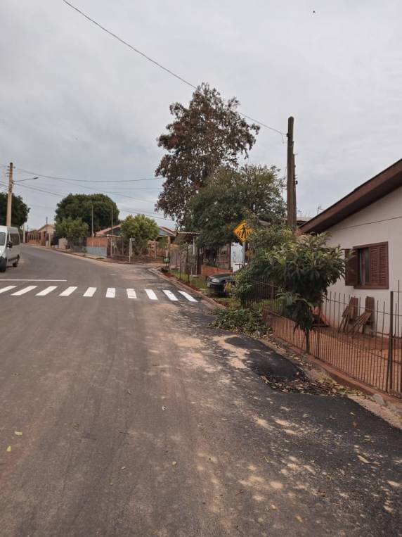 Empresa pinta faixa de pedestres na entrada de garagem de residência, em Três de Maio - foto 2