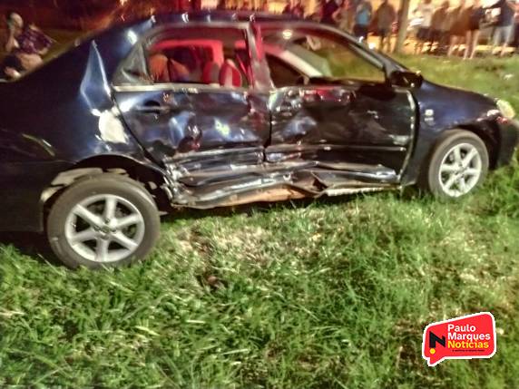 Colisão envolveu uma caminhonete e um automóvel na Av. Senador Alberto Pasqualini