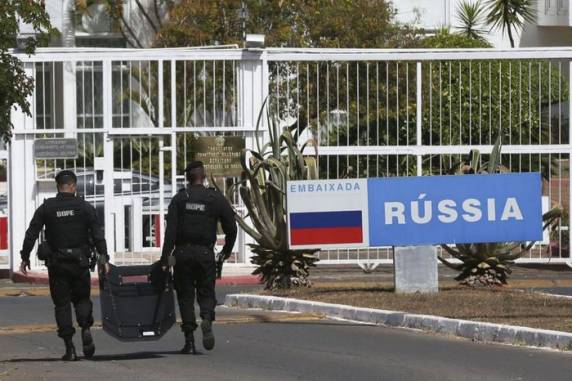 Representação diplomática recebeu ameaças por ligação telefônica. Pacote deixado no local foi detonado