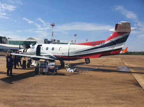 Dinheiro estava escondido no corpo de um dos tripulantes e embaixo dos bancos do avião.