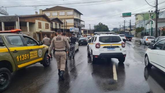 Crime aconteceu na tarde de quinta-feira (14). Conforme a Brigada Militar (BM), a mulher tem antecedentes criminais por furto e ameaça aqui no estado, além de passagens pela polícia em SC e SP.