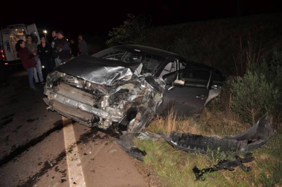 Entre as vítimas, estavam pai e filho. Batida envolveu dois automóveis, na noite de sexta-feira, e deixou outros seis feridos
