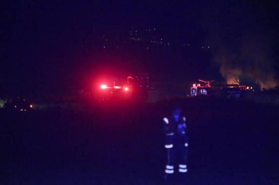 Especula-se que a aeronave estaria transportando explosivos e não se sabe quantas pessoas estavam a bordo