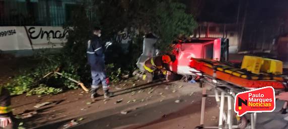 Dois jovens ficaram feridos em grave acidente em Santo Ângelo - foto 2