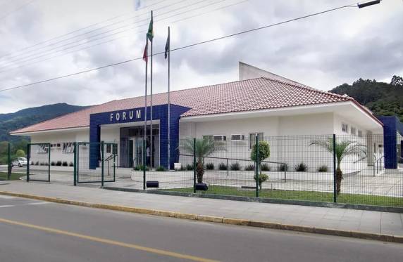 Vítimas tinham entre 4 e 7 anos, segundo o TJSC. Crimes aconteciam no estabelecimento em Itapema.