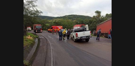 Grave acidente entre veículos é registrado na divisa do RS com Chapecó - foto 5