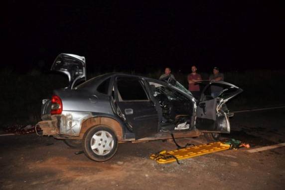 O homem estava caminhando na faixa de rolagem da rodovia, o que teria obrigado Corsa onde estavam as vítimas a desviar, colidindo frontalmente em um Civic