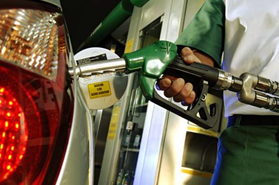Valor do litro do combustível fornecido pelas refinarias da estatal cai de R$ 4,06 para R$ 3,86