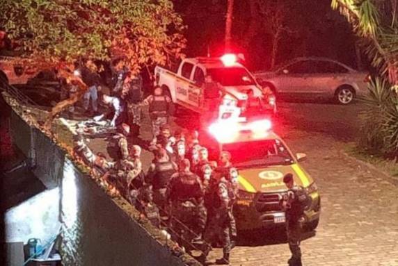 Troca de tiros aconteceu na Avenida Mãe Apolinária Matias Batista, mesmo local onde, mais cedo, uma mulher foi morta a tiros