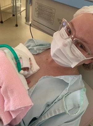 Pais da pequena Júlia, nascida com 26 semanas, viajaram 400 quilômetros para ter acesso a uma UTI Neonatal; família e equipe médica estão otimistas